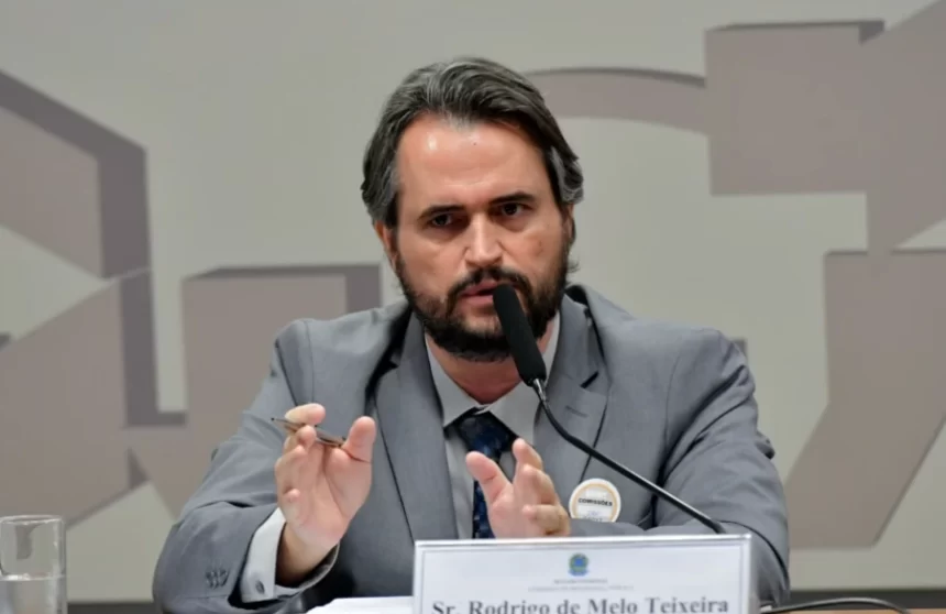 Delegado que investigou facada em Bolsonaro é preso por suspeita de corrupção