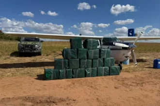 FAB apreende aeronave transportando uma tonelada de cocaína em Alto Garças