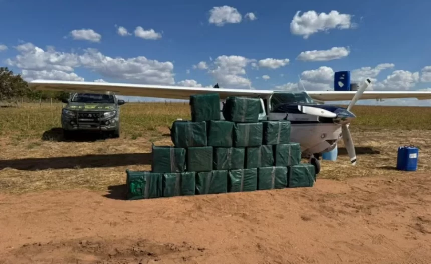 FAB apreende aeronave transportando uma tonelada de cocaína em Alto Garças