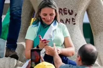 Moraes determina prisão domiciliar para mulher que pichou estátua com batom