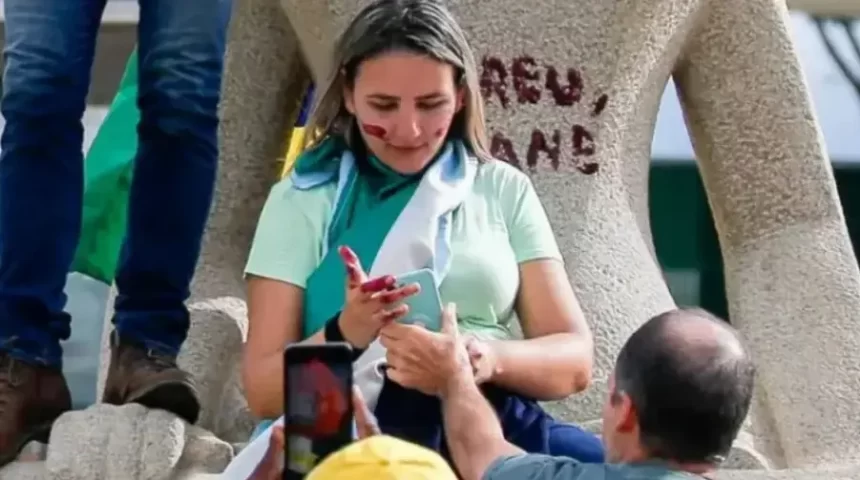 Moraes determina prisão domiciliar para mulher que pichou estátua com batom