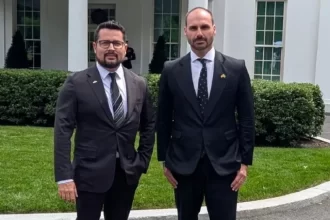 Moraes notifica Eduardo Bolsonaro e Paulo Figueiredo em processo de coação