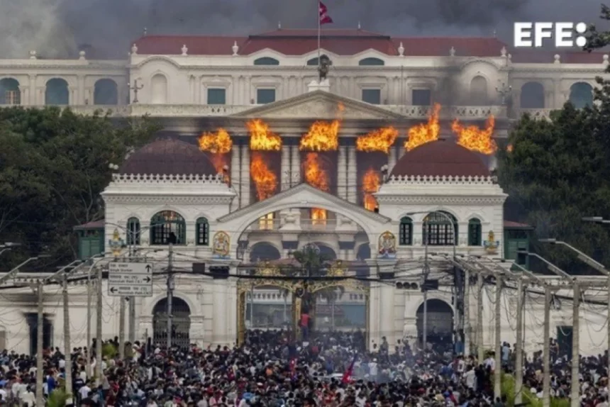 Nepal: Governo censura redes sociais e população revoltada derruba regime comunista