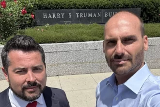 PGR denuncia Eduardo Bolsonaro e Paulo Figueiredo por coação