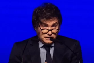 Sob governo de Milei, pobreza na Argentina cai de 52% para 31,6%, revela Indec