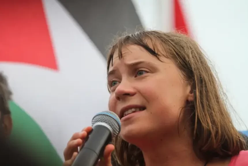 Após ser deportada, Greta Thunberg acusa Israel de tentar eliminar população de Gaza