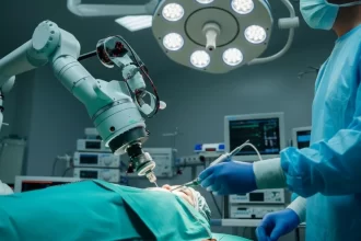 Cirurgia de câncer de próstata com auxílio de robôs passa a ser oferecida no SUS