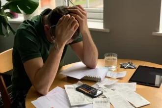 A inadimplência entre os brasileiros atingiu um novo recorde em setembro de 2025, conforme dados divulgados pela Confederação Nacional do Comércio de Bens, Serviços e Turismo (CNC). De acordo com a Pesquisa de Endividamento e Inadimplência do Consumidor (Peic), 30,5% das famílias estavam com contas em atraso — o maior índice desde o início da série histórica, em 2010. O levantamento aponta ainda que 13% das famílias afirmaram não ter condições de quitar as dívidas pendentes, o que significa que continuarão inadimplentes nos próximos meses. Segundo a CNC, o cenário reflete uma “crescente fragilidade financeira” das famílias brasileiras, pressionadas por juros altos e comprometimento da renda. Endividamento e inadimplência batem recorde no país A Peic também revelou que 79,2% das famílias tinham algum tipo de dívida a vencer em setembro, indicando um aumento do endividamento no país. Desse total, 18,8% afirmaram destinar mais da metade da renda mensal para o pagamento de compromissos financeiros. O tempo médio de inadimplência também preocupa: quase metade das famílias com dívidas atrasadas (48,7%) permanece nessa condição há mais de 90 dias. Inadimplência cresce mais entre famílias de baixa renda O aumento da inadimplência foi mais expressivo entre famílias que ganham até três salários mínimos mensais. Nesse grupo, o percentual de endividados subiu de 81,1% em agosto para 82% em setembro. Entre os lares de renda mais alta acima de dez salários mínimos, o índice também avançou, passando de 68,7% para 69,5% no mesmo período. Os dados mostram que a dificuldade para manter as contas em dia atinge todas as faixas de renda, mas é mais intensa entre os brasileiros de menor poder aquisitivo. Principais tipos de dívida A pesquisa da CNC considera como endividamento as obrigações nas modalidades de cartão de crédito, cheque especial, carnês de loja, crédito consignado, empréstimos pessoais, cheques pré-datados e financiamentos de veículos e imóveis. O cartão de crédito segue como o principal responsável pelo alto índice de endividamento no país. As projeções da CNC indicam que o endividamento das famílias deve crescer cerca de 3,3 pontos percentuais até o final de 2025 em comparação com o encerramento de 2024. Já a inadimplência deve subir 1,7 ponto percentual no mesmo período, reforçando a tendência de aumento da pressão financeira sobre os consumidores.