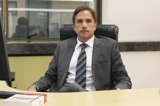 Juiz Federal que substituiu Moro na Lava-Jato é afastado por suspeita de furto de champanhe