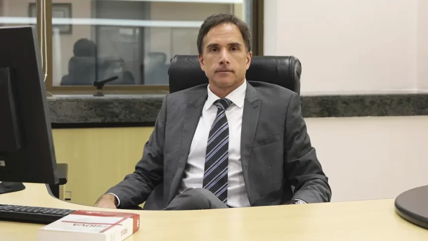 Juiz Federal que substituiu Moro na Lava-Jato é afastado por suspeita de furto de champanhe