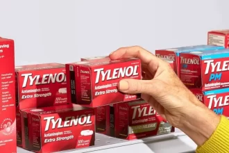 Justiça americana processa fabricante do Tylenol por riscos ligados a autismo e TDAH