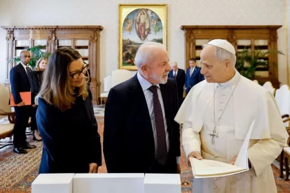 Lula visita o papa Leão XIV no Vaticano e o convida para a COP30 em Belém