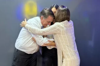 Moraes autoriza Bolsonaro a comemorar aniversário de 15 anos da filha em casa