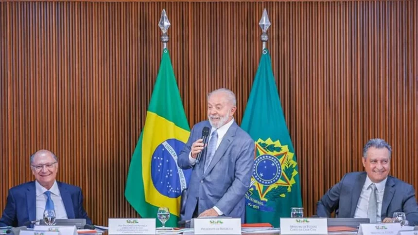 Lula condecora Janja, Felipe Neto e Moraes por atos na área de educação