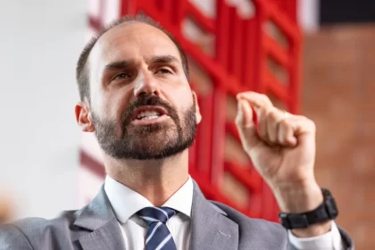 STF forma maioria para tornar Eduardo Bolsonaro réu por suposta coação