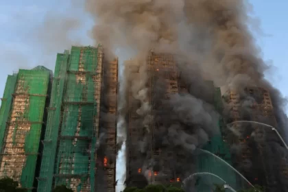 Sobe para 128 o número de mortos em incêndio residencial em Hong Kong