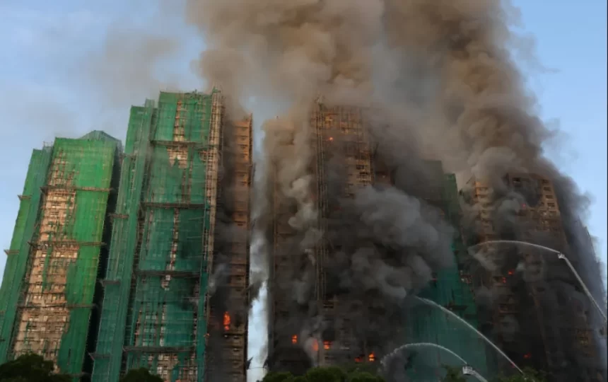 Sobe para 128 o número de mortos em incêndio residencial em Hong Kong
