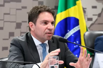 Contando com ajuda de Trump, Moraes pede aos EUA a extradição de Ramagem
