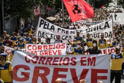 Correios e Petrobras entram em greve por tempo indeterminado