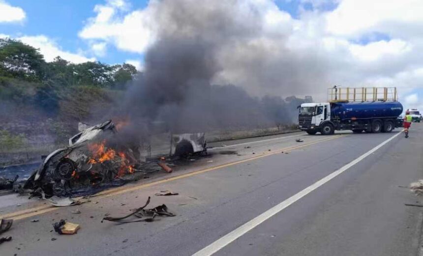 Grave acidente entre dois carros mata 11 pessoas no sul da Bahia