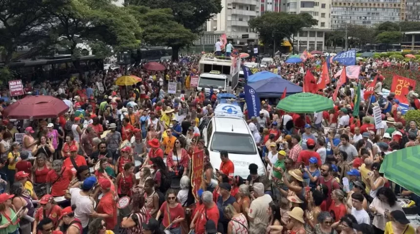 Manifestantes de esquerda vão às ruas em protesto contra o PL da Dosimetria