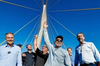 Presidente Lula 'reinaugura' ponte construída e inaugurada por Jair Bolsonaro em 2022
