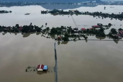 Sobe para 900 o número de mortos após enchentes na Ilha de Sumatra na Indonésia