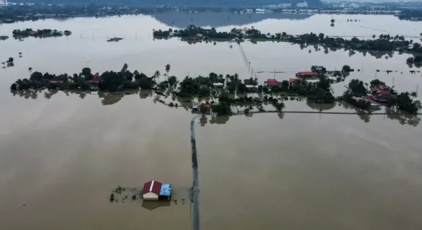 Sobe para 900 o número de mortos após enchentes na Ilha de Sumatra na Indonésia