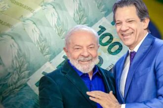 A arrecadação federal apresentou crescimento real em 2025 e atingiu o maior valor já registrado desde o início da série histórica, em 1995. De acordo com dados divulgados pela Receita Federal, o montante total arrecadado pelo governo federal somou R$ 2,887 trilhões, representando uma alta de 3,65% em comparação com o ano anterior, já descontada a inflação. Arrecadação federal atinge recorde histórico em 2025 O resultado anual consolidou o melhor desempenho da arrecadação federal desde que o governo passou a acompanhar os dados de forma sistemática. O avanço foi impulsionado por uma combinação de fatores, incluindo medidas voltadas ao aumento da receita implementadas ao longo da atual gestão, além do comportamento da atividade econômica, que manteve um nível de resiliência mesmo diante de um cenário de política monetária restritiva. Durante boa parte do ano, o Banco Central manteve juros elevados como estratégia para conter pressões inflacionárias. Ainda assim, a economia apresentou desempenho considerado consistente, o que contribuiu para a ampliação da base de arrecadação de tributos federais. Evolução das receitas administradas pela Receita Federal Os recursos administrados diretamente pela Receita Federal, que englobam impostos, contribuições e demais tributos de competência da União, totalizaram R$ 2,763 trilhões em 2025. Esse volume representa um crescimento real de 4,27% em relação ao registrado em 2024, indicando expansão significativa na arrecadação dessas receitas. Esse desempenho reflete tanto a recuperação de setores econômicos quanto ajustes na legislação tributária e esforços de fiscalização e conformidade tributária realizados ao longo do período. Em contraste com o avanço das receitas sob gestão da Receita Federal, os valores arrecadados por outros órgãos apresentaram retração. Esse grupo de receitas, que tem forte influência dos royalties do petróleo, somou R$ 123,612 bilhões no acumulado do ano, registrando queda real de 8,40% na comparação anual. A redução está associada principalmente à variação nos preços internacionais do petróleo e ao comportamento da produção, fatores que impactam diretamente o volume de royalties transferidos aos cofres públicos. Desempenho da arrecadação federal em dezembro O último mês de 2025 também apresentou resultado positivo para a arrecadação federal. Em dezembro, o governo arrecadou R$ 292,724 bilhões, valor que representa crescimento real de 7,46% em relação ao mesmo mês do ano anterior, já descontada a inflação. O desempenho mensal reforça a tendência observada ao longo do ano, com receitas sustentadas por uma combinação de atividade econômica estável e medidas de reforço da arrecadação.