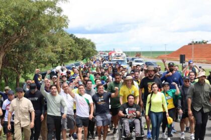 Nikolas completa 80 km em caminhada rumo a Brasília e cita Daniel Silveira