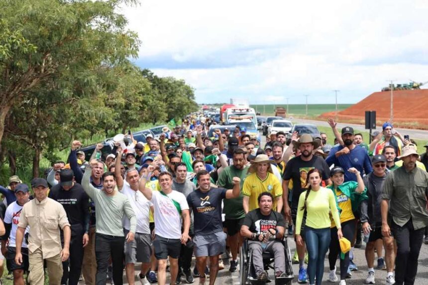 Nikolas completa 80 km em caminhada rumo a Brasília e cita Daniel Silveira