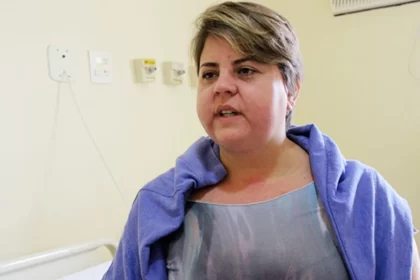 A Polícia Federal deflagrou, na manhã desta quinta-feira (15), a terceira fase da Operação Coffee Break, que tem como um dos alvos a ex-nora de Lula. A investigação apura suspeitas de pagamento de vantagens indevidas ligadas a contratos públicos na área da Educação, envolvendo prefeituras do interior de São Paulo e repasses federais. Nova fase da operação e foco nas investigações Nesta etapa, a Polícia Federal cumpriu três mandados de busca e apreensão na capital paulista, além de medidas de bloqueio e restrição patrimonial. A ofensiva busca aprofundar apurações sobre um suposto esquema de corrupção relacionado a processos licitatórios para fornecimento de materiais didáticos. Segundo a PF, as irregularidades investigadas estariam em funcionamento desde pelo menos o ano de 2021. O inquérito aponta que recursos públicos destinados à Educação teriam sido desviados por meio de direcionamento de contratos e superfaturamento. A corporação sustenta que o esquema envolvia diferentes municípios e utilizava empresas contratadas para executar os desvios. Estrutura do esquema investigado pela PF De acordo com relatório parcial da Polícia Federal, o esquema seria operado por uma organização criminosa estruturada, formada por agentes públicos, empresários, intermediários e operadores financeiros. O grupo teria atuado de forma coordenada para manipular licitações e contratos administrativos em diversas prefeituras. As informações iniciais sobre a operação foram divulgadas pelo jornal O Estado de S. Paulo. Entre os crimes apurados estão corrupção ativa e passiva, peculato, fraude em licitação, lavagem de dinheiro, contratação direta ilegal e organização criminosa. Ex-nora de Lula e suspeita de atuação em Brasília As investigações apontam que a ex-nora de Lula, Carla Ariane Trindade, ex-mulher de Marcos Cláudio Lula da Silva, teria recebido valores do empresário André Gonçalves Mariano, apontado como figura central do esquema. Mariano é proprietário da empresa Life Tecnologia Educacional, que firmou contratos milionários com prefeituras paulistas. Segundo a PF, Carla Ariane teria sido contratada para atuar como intermediária junto a órgãos federais. Em documentos apreendidos, seu nome aparece identificado pelo apelido “Nora”, em referência ao vínculo familiar anterior com o presidente da República. Os investigadores analisam indícios de que ela teria atuado em Brasília para facilitar a liberação de recursos do Fundo Nacional de Desenvolvimento da Educação (FNDE). Desdobramentos de fases anteriores da operação Na etapa anterior da Operação Coffee Break, realizada em novembro, seis pessoas foram presas por suspeita de fraudes em licitações nos municípios de Sumaré e Hortolândia. Entre os detidos estava o então vice-prefeito de Hortolândia, Cafu César (PSB). A empresa Life Tecnologia Educacional teria recebido cerca de R$ 70 milhões para fornecimento de kits e livros escolares a três administrações municipais. A PF também apura a participação de outros investigados com vínculos empresariais e políticos, incluindo nomes já citados em investigações anteriores.