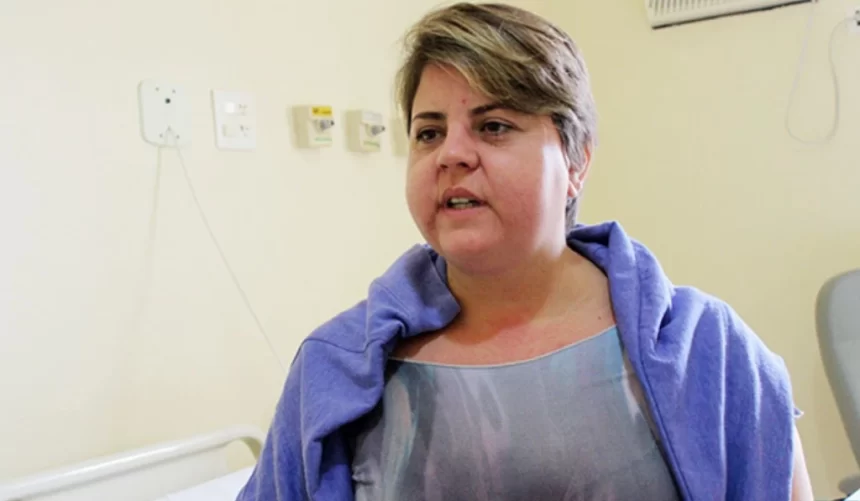 A Polícia Federal deflagrou, na manhã desta quinta-feira (15), a terceira fase da Operação Coffee Break, que tem como um dos alvos a ex-nora de Lula. A investigação apura suspeitas de pagamento de vantagens indevidas ligadas a contratos públicos na área da Educação, envolvendo prefeituras do interior de São Paulo e repasses federais. Nova fase da operação e foco nas investigações Nesta etapa, a Polícia Federal cumpriu três mandados de busca e apreensão na capital paulista, além de medidas de bloqueio e restrição patrimonial. A ofensiva busca aprofundar apurações sobre um suposto esquema de corrupção relacionado a processos licitatórios para fornecimento de materiais didáticos. Segundo a PF, as irregularidades investigadas estariam em funcionamento desde pelo menos o ano de 2021. O inquérito aponta que recursos públicos destinados à Educação teriam sido desviados por meio de direcionamento de contratos e superfaturamento. A corporação sustenta que o esquema envolvia diferentes municípios e utilizava empresas contratadas para executar os desvios. Estrutura do esquema investigado pela PF De acordo com relatório parcial da Polícia Federal, o esquema seria operado por uma organização criminosa estruturada, formada por agentes públicos, empresários, intermediários e operadores financeiros. O grupo teria atuado de forma coordenada para manipular licitações e contratos administrativos em diversas prefeituras. As informações iniciais sobre a operação foram divulgadas pelo jornal O Estado de S. Paulo. Entre os crimes apurados estão corrupção ativa e passiva, peculato, fraude em licitação, lavagem de dinheiro, contratação direta ilegal e organização criminosa. Ex-nora de Lula e suspeita de atuação em Brasília As investigações apontam que a ex-nora de Lula, Carla Ariane Trindade, ex-mulher de Marcos Cláudio Lula da Silva, teria recebido valores do empresário André Gonçalves Mariano, apontado como figura central do esquema. Mariano é proprietário da empresa Life Tecnologia Educacional, que firmou contratos milionários com prefeituras paulistas. Segundo a PF, Carla Ariane teria sido contratada para atuar como intermediária junto a órgãos federais. Em documentos apreendidos, seu nome aparece identificado pelo apelido “Nora”, em referência ao vínculo familiar anterior com o presidente da República. Os investigadores analisam indícios de que ela teria atuado em Brasília para facilitar a liberação de recursos do Fundo Nacional de Desenvolvimento da Educação (FNDE). Desdobramentos de fases anteriores da operação Na etapa anterior da Operação Coffee Break, realizada em novembro, seis pessoas foram presas por suspeita de fraudes em licitações nos municípios de Sumaré e Hortolândia. Entre os detidos estava o então vice-prefeito de Hortolândia, Cafu César (PSB). A empresa Life Tecnologia Educacional teria recebido cerca de R$ 70 milhões para fornecimento de kits e livros escolares a três administrações municipais. A PF também apura a participação de outros investigados com vínculos empresariais e políticos, incluindo nomes já citados em investigações anteriores.