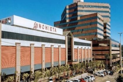 Três técnicos de enfermagem foram presos pela Polícia Civil do Distrito Federal nesta segunda-feira (19), suspeitos de envolvimento direto em homicídios ocorridos no Hospital Anchieta, localizado em Taguatinga. O caso, que segue sob investigação, levou as autoridades a apurar a possível existência de outras vítimas em diferentes unidades de saúde onde os investigados atuaram ao longo dos últimos anos. De acordo com os investigadores, os técnicos de enfermagem teriam atuado de forma coordenada em ao menos três mortes registradas na unidade hospitalar. A motivação dos crimes ainda não foi esclarecida. As apurações indicam, no entanto, que os suspeitos trabalharam por cerca de cinco anos em hospitais públicos e privados, o que levou a polícia a ampliar o alcance da investigação para outras instituições de saúde do Distrito Federal e do entorno. Ainda de acordo com a polícia, o técnico de enfermagem acessava o sistema interno do hospital que ficava aberto, simulando ser um médico para prescrever o medicamento. Após isso, dirigia-se à farmácia da unidade, retirava o produto, preparava a dose e aplicava diretamente nos pacientes. Após a administração, o investigado aguardava o efeito fatal e, em seguida, simulava tentativas de reanimação cardiopulmonar diante da equipe, com o objetivo de afastar suspeitas sobre sua conduta. As investigações apontam que outras duas técnicas de enfermagem teriam conhecimento das ações. Uma delas, de 28 anos, possui histórico profissional em outros hospitais, enquanto a outra, de 22 anos, estava em seu primeiro emprego na área. As duas estariam presentes nos quartos no momento das aplicações. Imagens analisadas pela polícia mostram que elas observavam a movimentação no corredor, verificando se outras pessoas se aproximavam durante os procedimentos.