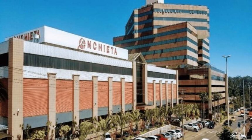 Três técnicos de enfermagem foram presos pela Polícia Civil do Distrito Federal nesta segunda-feira (19), suspeitos de envolvimento direto em homicídios ocorridos no Hospital Anchieta, localizado em Taguatinga. O caso, que segue sob investigação, levou as autoridades a apurar a possível existência de outras vítimas em diferentes unidades de saúde onde os investigados atuaram ao longo dos últimos anos. De acordo com os investigadores, os técnicos de enfermagem teriam atuado de forma coordenada em ao menos três mortes registradas na unidade hospitalar. A motivação dos crimes ainda não foi esclarecida. As apurações indicam, no entanto, que os suspeitos trabalharam por cerca de cinco anos em hospitais públicos e privados, o que levou a polícia a ampliar o alcance da investigação para outras instituições de saúde do Distrito Federal e do entorno. Ainda de acordo com a polícia, o técnico de enfermagem acessava o sistema interno do hospital que ficava aberto, simulando ser um médico para prescrever o medicamento. Após isso, dirigia-se à farmácia da unidade, retirava o produto, preparava a dose e aplicava diretamente nos pacientes. Após a administração, o investigado aguardava o efeito fatal e, em seguida, simulava tentativas de reanimação cardiopulmonar diante da equipe, com o objetivo de afastar suspeitas sobre sua conduta. As investigações apontam que outras duas técnicas de enfermagem teriam conhecimento das ações. Uma delas, de 28 anos, possui histórico profissional em outros hospitais, enquanto a outra, de 22 anos, estava em seu primeiro emprego na área. As duas estariam presentes nos quartos no momento das aplicações. Imagens analisadas pela polícia mostram que elas observavam a movimentação no corredor, verificando se outras pessoas se aproximavam durante os procedimentos.