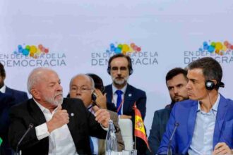 Em discurso na Espanha, Lula pede reunião de líderes globais e critica guerras