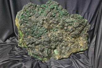 Esmeralda de 142 kg encontrada na Bahia será leiloada por quase R$ 80 milhões