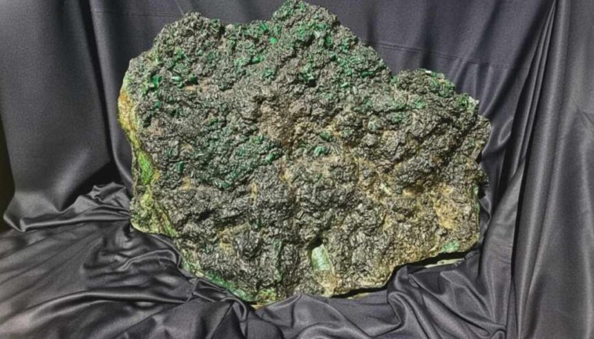 Esmeralda de 142 kg encontrada na Bahia será leiloada por quase R$ 80 milhões
