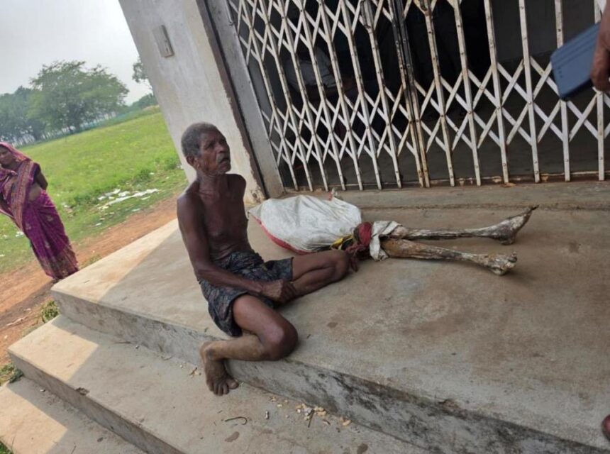 ÍNDIA: Após ter benefício bloqueado, homem desenterra irmã e leva ao banco para provar o óbito