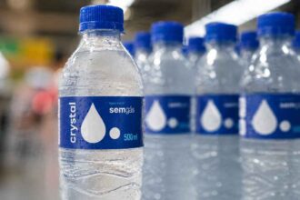 Anvisa determina recolhimento de lote de água Crystal por contaminação