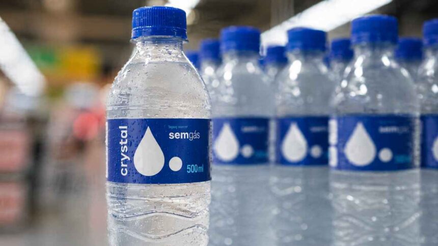 Anvisa determina recolhimento de lote de água Crystal por contaminação