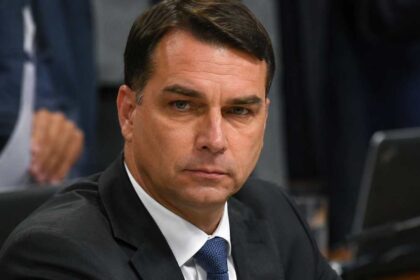 Após 2 mil ameaças de morte, Flávio Bolsonaro triplica segurança
