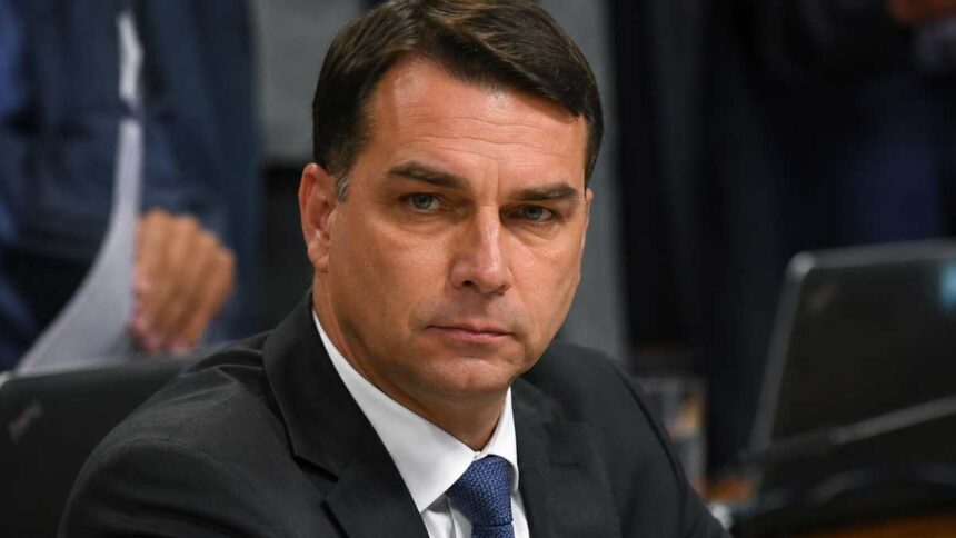 Após 2 mil ameaças de morte, Flávio Bolsonaro triplica segurança