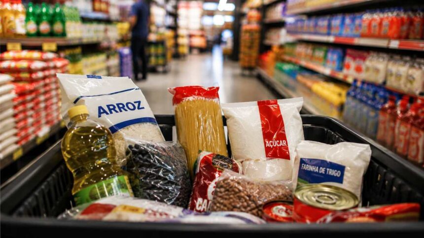 Cesta básica já consome 52% do salário mínimo, aponta Conab e Dieese