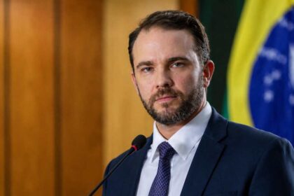 Ministro da Fazenda defende cortes no piso da educação e saúde para 2027