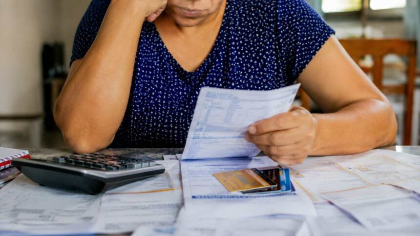 84,9% das famílias de baixa renda estão endividadas, aponta CNC