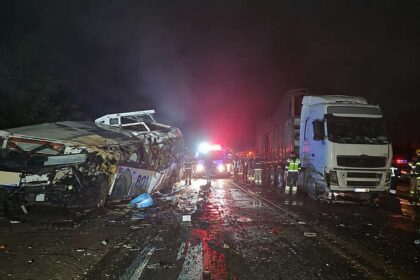 Acidente entre micro-ônibus e carreta deixa 23 mortos no Paraná