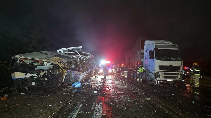 Acidente entre micro-ônibus e carreta deixa 23 mortos no Paraná