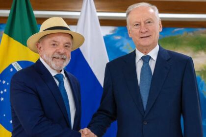 Enquanto barra EUA, Lula recebe assessor de Putin em Brasília