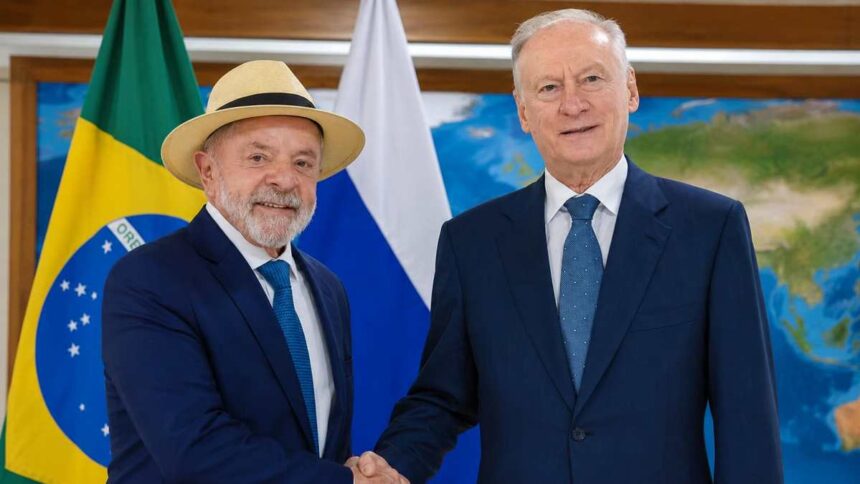 Enquanto barra EUA, Lula recebe assessor de Putin em Brasília